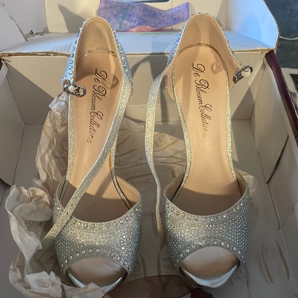 Beautiful jeweled and sparkly prom or wedding heels! - Picture 1 of 4